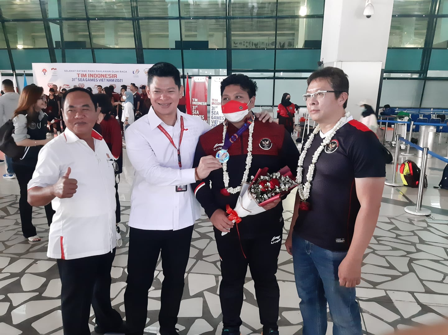 Ketua NOC Indonesia, Raja Sapta Oktohari bersama Eki Febri Ekawati. (MP/Joseph Kanugrahan)