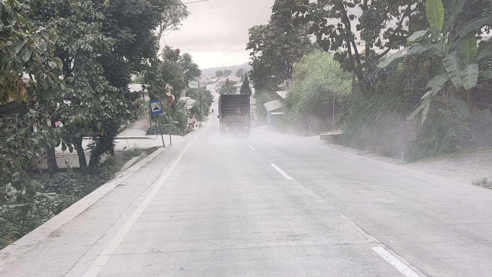 Boyolali Diterjang Hujan Abu Merapi, Pemerintah Desa Bagikan Masker