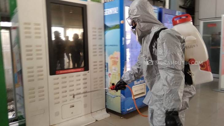 Kepolisian melakukan disinfeksi di wilayah zona merah COVID-19, Jakarta. (Foto: MP/Kanugrahan)