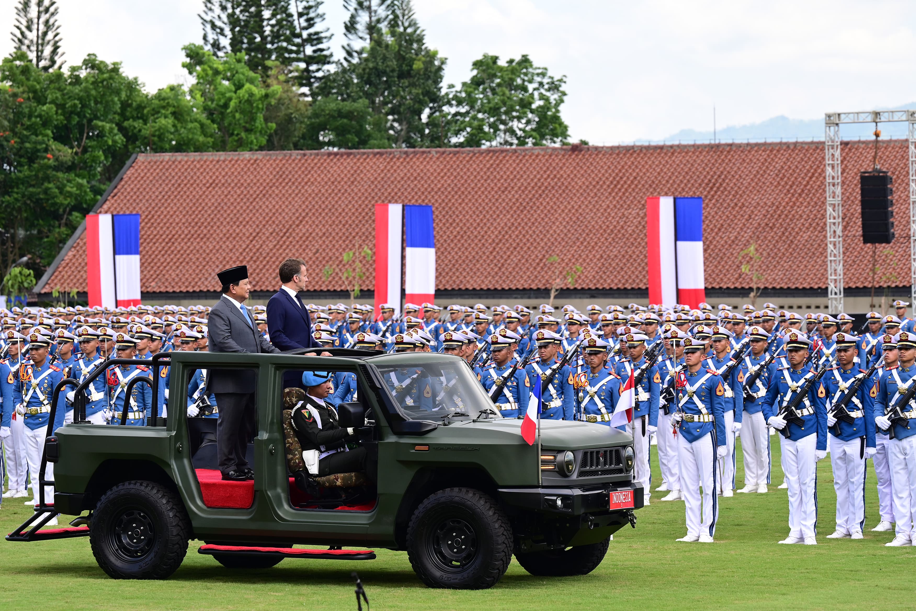 Momen Akrab Presiden Prabowo Subianto bersama Presiden Prancis Emmanuel Macron Kunjungi Akademi Militer Magelang