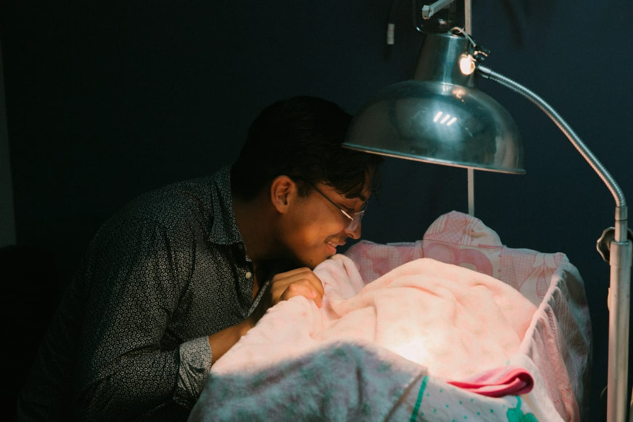 Biarkan kamar tetap redup saat terbangun tengah malam (Foto: Unsplash Cesar Abner)