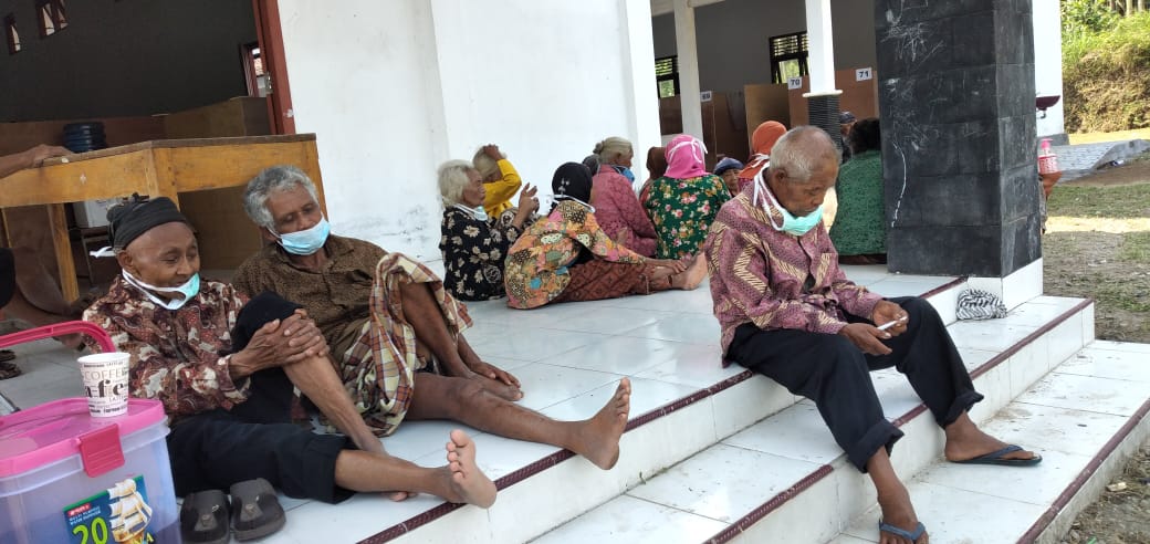 Para pengungsi di barak pengungsian Desa Glagaharjo, Cangkringan. Foto: Hhumas Pemkab Sleman