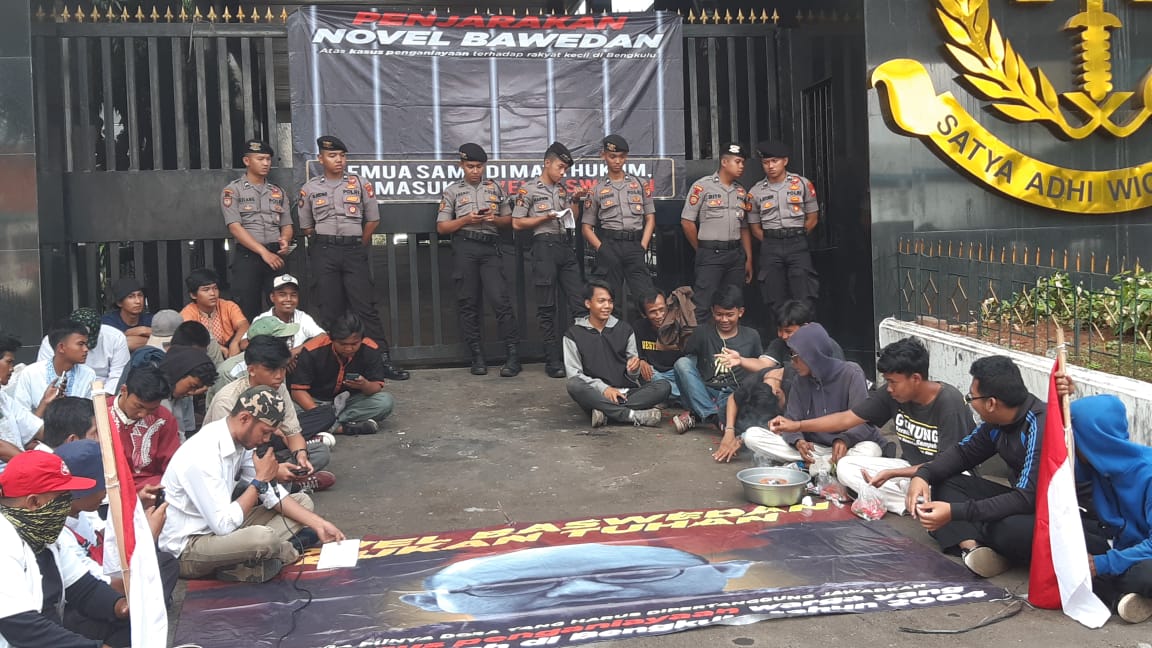 Massa mengatasnamakan Corong Rakyat kembali menggelar aksi di depan gedung Kejaksaan Agung, Jakarta, Rabu (15/1). Kali ini, mereka meruwat korps Adhyaksa agar bertaji menggarap kasus Novel Baswedan. Foto: MP/Kanu
