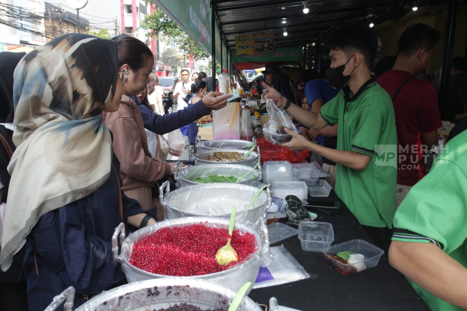 Warga Berburu Kuliner  Takjil Berbuka Puasa di Bazar Takjil Musiman Benhil Jakarta