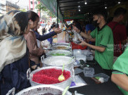 Warga Berburu Kuliner  Takjil Berbuka Puasa di Bazar Takjil Musiman Benhil Jakarta