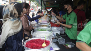 Warga Berburu Kuliner  Takjil Berbuka Puasa di Bazar Takjil Musiman Benhil Jakarta