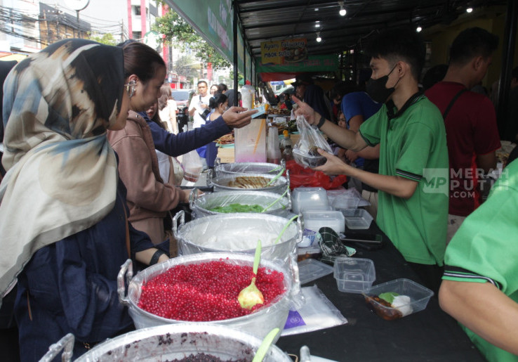 Warga Berburu Kuliner Takjil Berbuka Puasa di Bazar Takjil Musiman Benhil Jakarta