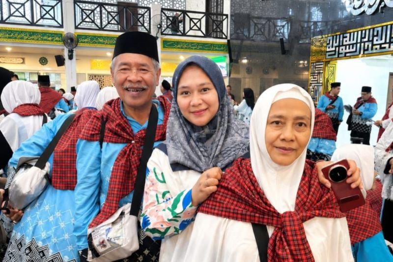 Calon haji Indonesia yang dilaporkan hilang di Kota Makkah Muhammad Firdaus Ahlan (kiri) dari kloter JKG 27 Rombongan 1 dari KBIH Imam Bonjol bersama istri dan anaknya. ANTARA/HO-Dokumentasi pribadi