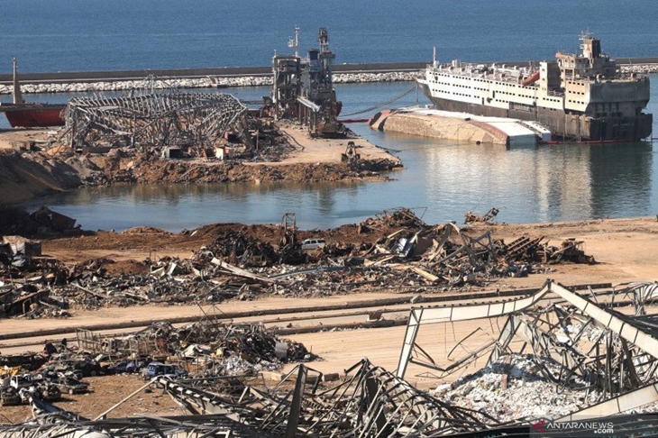 Puing-puing bangunan di Pelabuhan Beirut, Lebanon, Senin (17/8/2020).  Kerugian yang dialami Lebanon pascaledakan di Beirut meningkat saat Perserikatan Bangsa-Bangsa (PBB) dan mitranya melanjutkan penilaian mereka. Kini, lebih dari 290.000 orang dilaporkan kehilangan pekerjaan, ujar seorang juru bicara PBB pada Senin kemaren. Dua ledakan dahsyat mengguncang Pelabuhan Beirut pada 4 Agustus, menggetarkan gedung-gedung di seluruh ibu kota Lebanon serta menewaskan sedikitnya 177 orang dan melukai 6.000 lainnya. ANTARA FOTO/Xinhua-Bilal Jawich/hp.