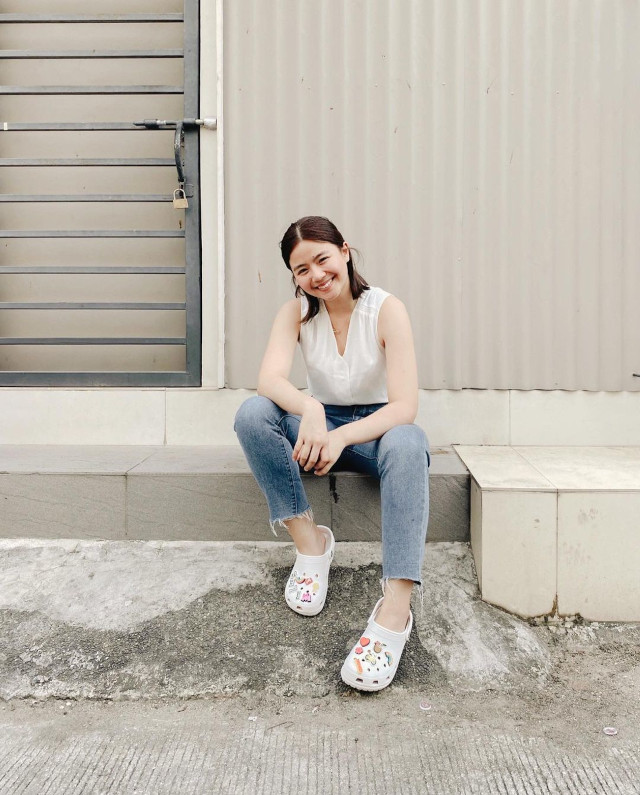 Crocs Putih dan top putih. (Foto INSTAGRAM/MILESOCAMPO)