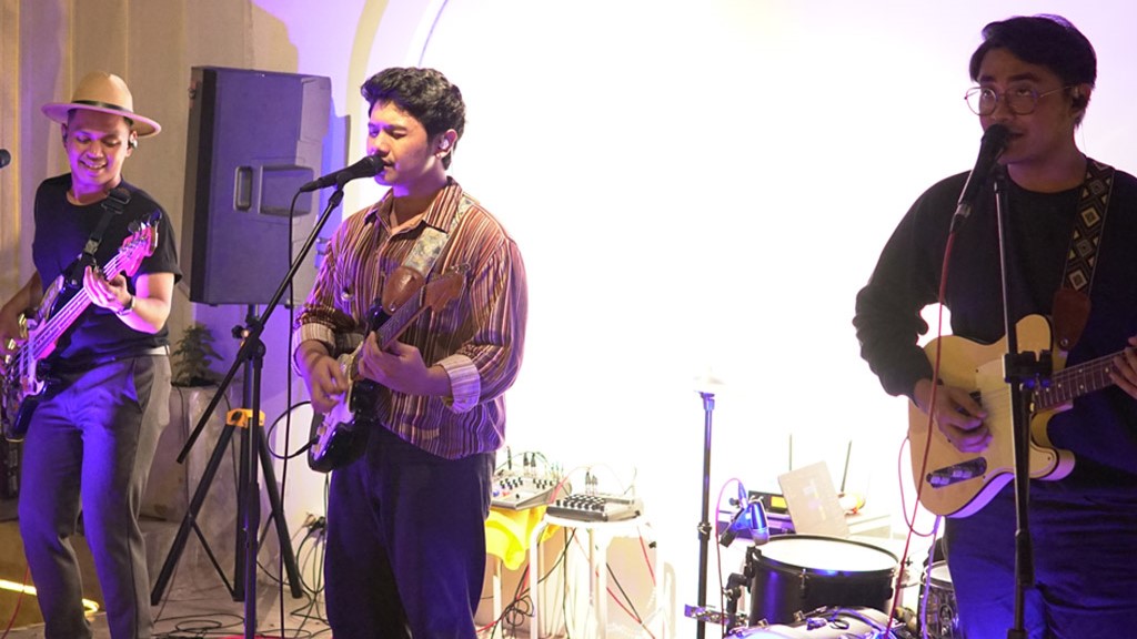 Solois Buzar 'Main-Main' di Buaran Bareng Hatchbackz, Orgie, dan Rumah Putih 