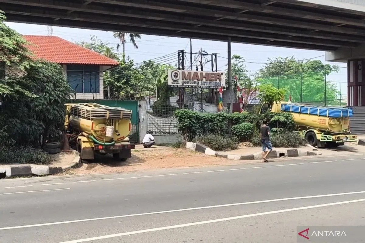 3 Truk Tinja Ketahuan Buang Limbah di Selokan Jaktim, Perusahaan Sudah 3 Kali Langgar Aturan
