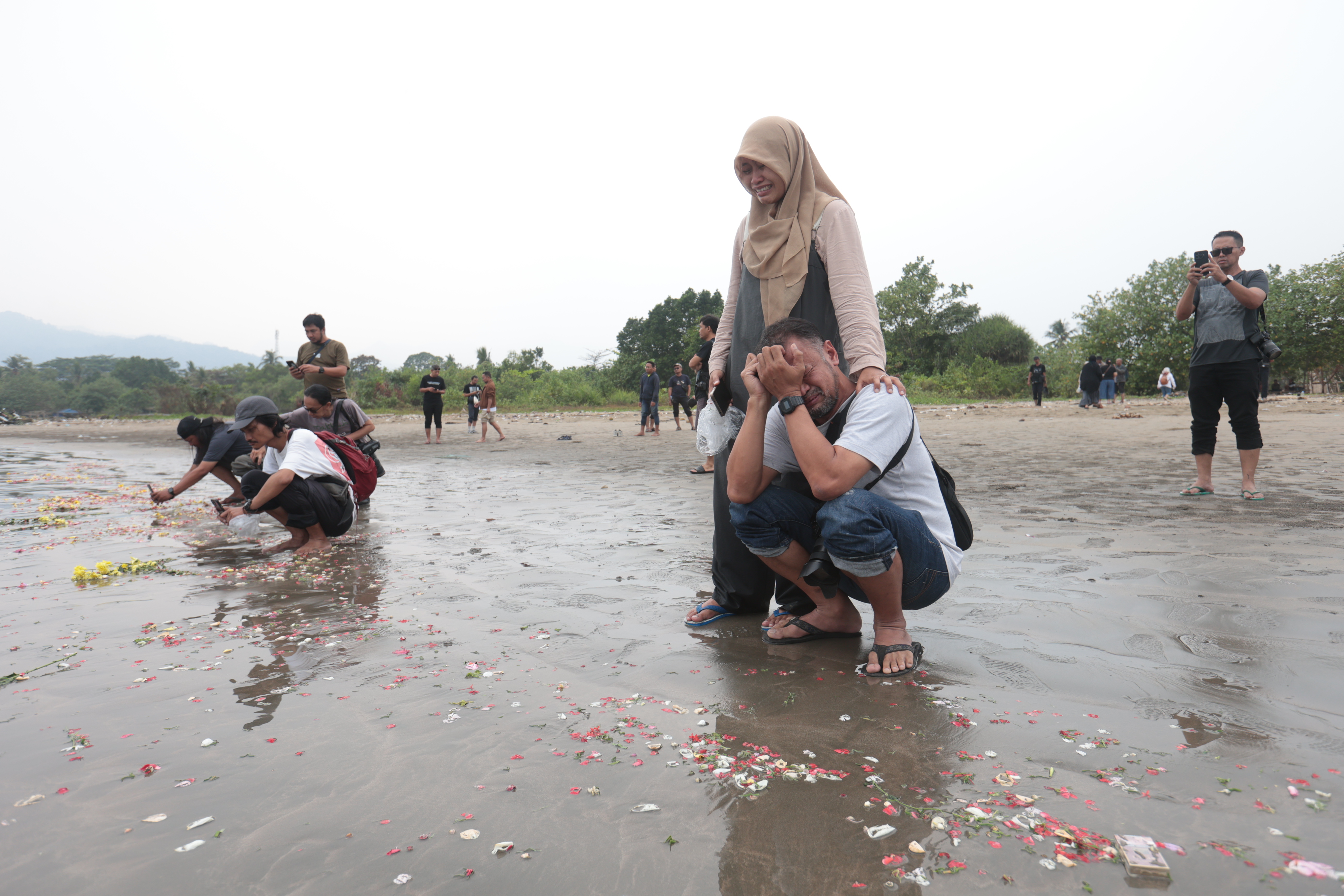 Tabur Bunga untuk Jurnalis dan Awak Kapal yang Hilang Kontak di Pantai Pagedongan