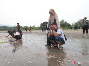 Tabur Bunga untuk Jurnalis dan Awak Kapal yang Hilang Kontak di Pantai Pagedongan