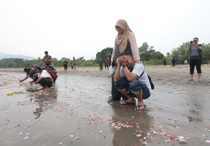 Tabur Bunga untuk Jurnalis dan Awak Kapal yang Hilang Kontak di Pantai Pagedongan