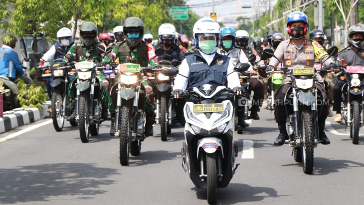 Kendarai Sepeda Motor, Gubernur Khofifah Pimpin Rombongan Forkopimda Pantau Gereja