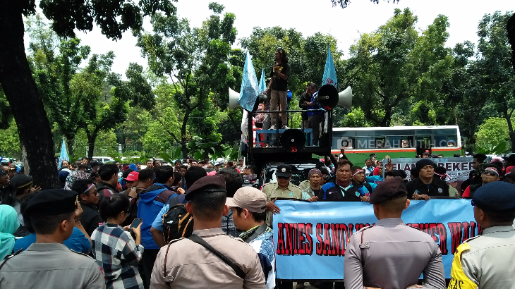 Kepung Balai Kota Jakarta, Ribuan Buruh Tuntut Kenaikan Upah 