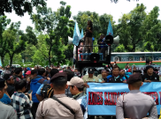 Kepung Balai Kota Jakarta, Ribuan Buruh Tuntut Kenaikan Upah 
