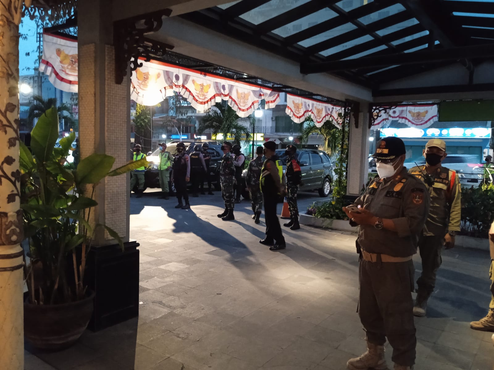 Satpol PP Solo, Jawa Tengah membubarkan acara pernikahan anggota DPR RI, Sabtu (7/8). (MP/Istimewa)