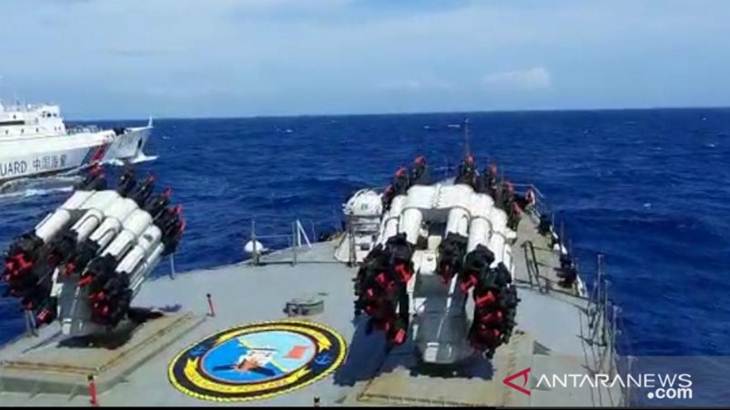 KRI Tjiptadi-381 dibawah jajaran Koarmada I mengusir kapal Coast Guard China yang tengah mengawal kapal-kapal ikan melakukan pencurian ikan di Zona Ekonomi Eksklusif (ZEE) Indonesia, Natuna Utara. (Antara/Dispen Koarmada I)