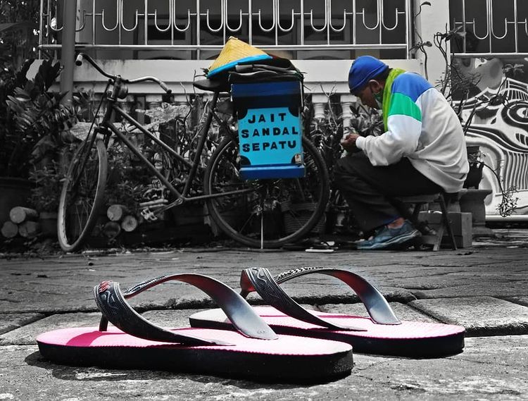 Ketangguhan Jasa Sol Sepatu Negeri Aing, Jalan Kaki Memperbaiki Alas Kaki