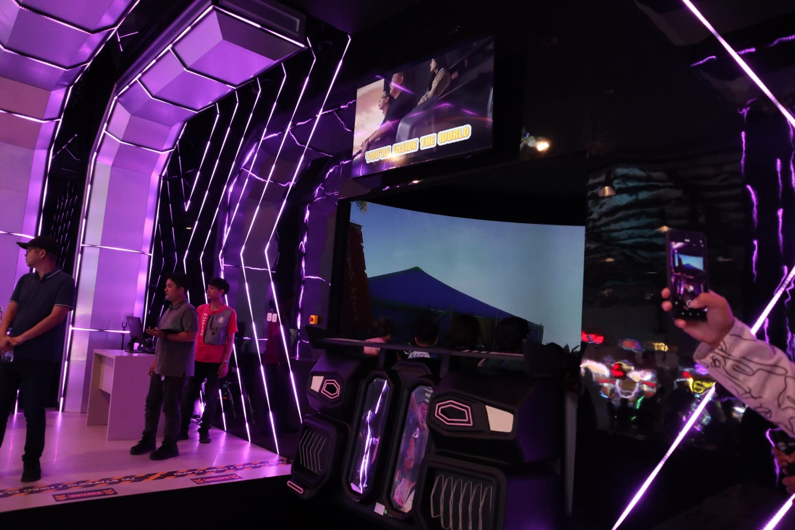 Cow Play Cow Moo Hadirkan Flying Cinema Pertama di PIK 2, Lengkap dengan Zona Karnaval
