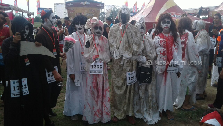 Gerombolan Hantu Jadi Daya Tarik Gerak Jalan Mojokerto-Suroboyo