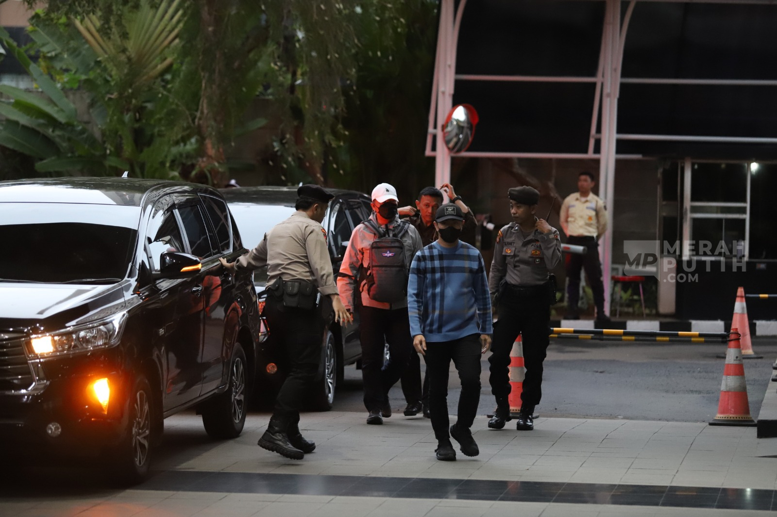 Penjabat (Pj) Wali Kota Pekanbaru Risnandar Mahiwa (kedua kanan) yang terkena operasi tangkap tangan (OTT) KPK tiba untuk menjalani pemeriksaan di gedung KPK, Jakarta, Selasa (3/12/2024).