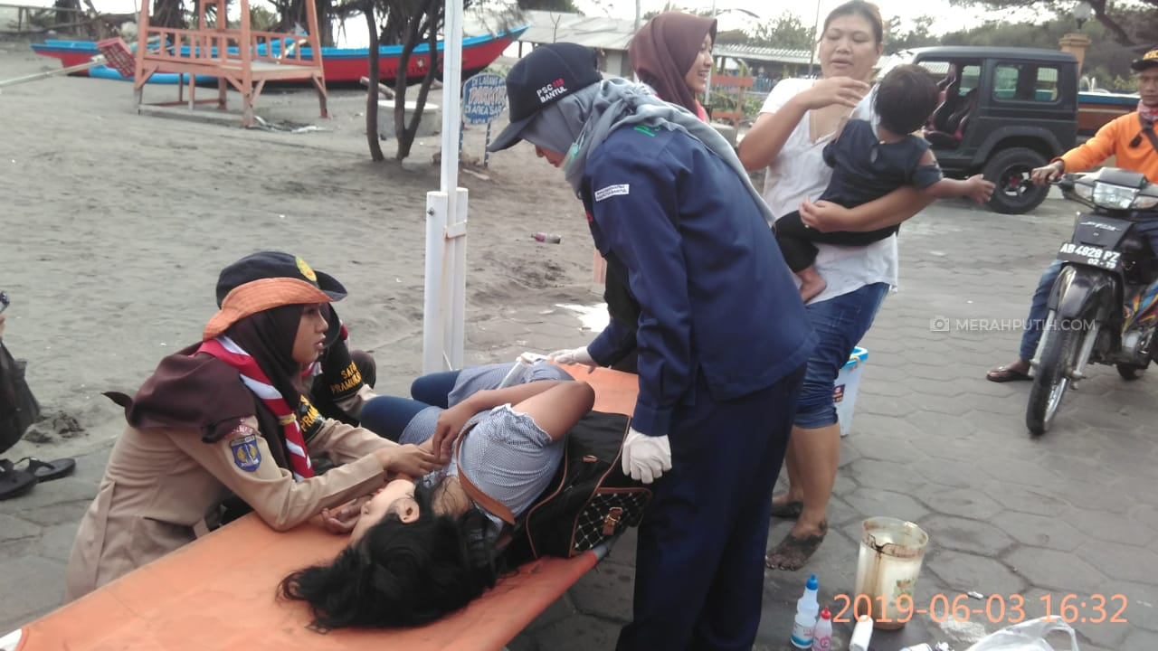 Asyik Mandi di Laut, Puluhan Wisatawan Pantai Selatan Tersengat Ubur-Ubur