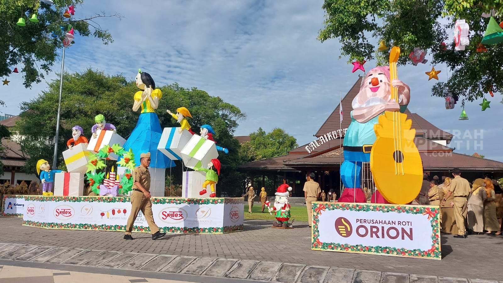 Sambut Hari Natal, Pemkot Solo Pasang Ornamen Lampion Natal di Balai Kota