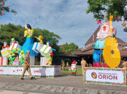 Sambut Hari Natal, Pemkot Solo Pasang Ornamen Lampion Natal di Balai Kota