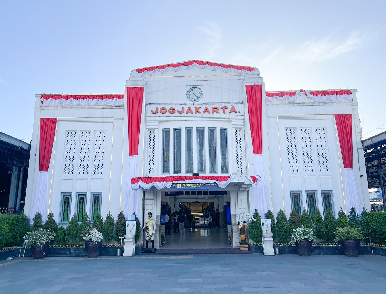 Sambut HUT RI, Kereta Api hingga Stasiun Bernuansa Merah Putih