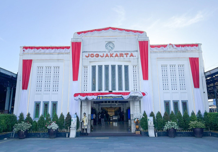 Sambut HUT RI, Kereta Api hingga Stasiun Bernuansa Merah Putih