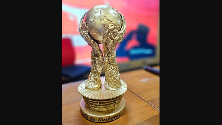 Piala Bergilir Soekarno Cup Hasil Kontemplasi Prananda dan Diwujudkan Dolorosa Sinaga