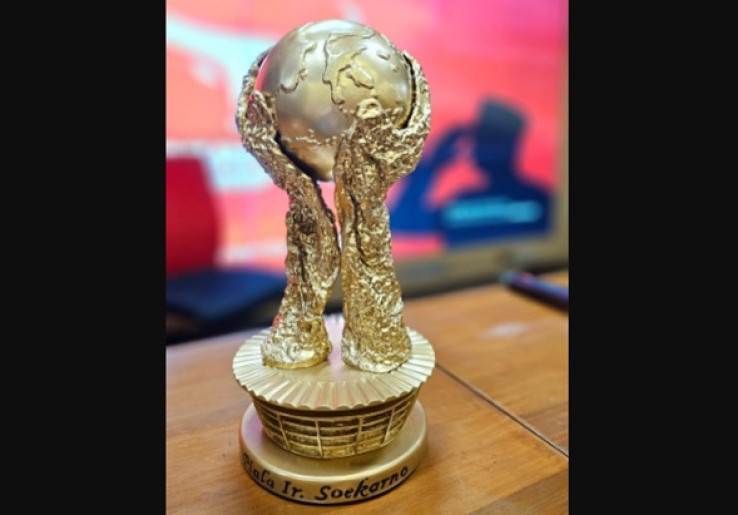 Piala Bergilir Soekarno Cup Hasil Kontemplasi Prananda dan Diwujudkan Dolorosa Sinaga