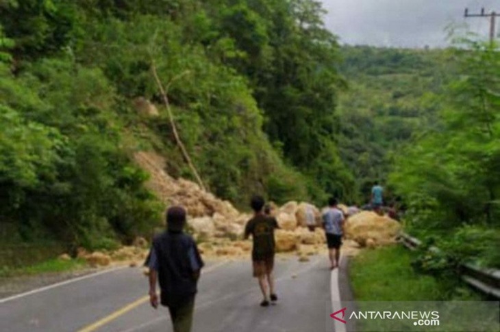 Dampak gempa bumi magnitudo 5,9 yang menyebabkan reruntuhan batu di tebing perbukitan di wilayah Majene Sulawesi Barat (ANTARA/HO.BMKG)