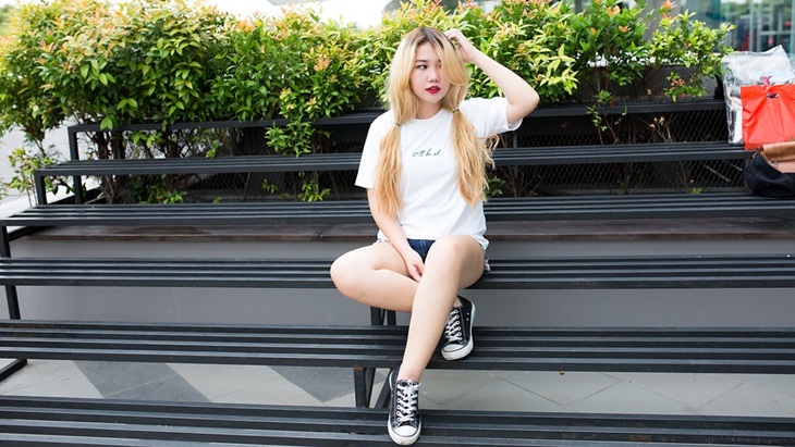 Printed tee dipadu dengan denim. (Foto: Pixabay/ptksgc)