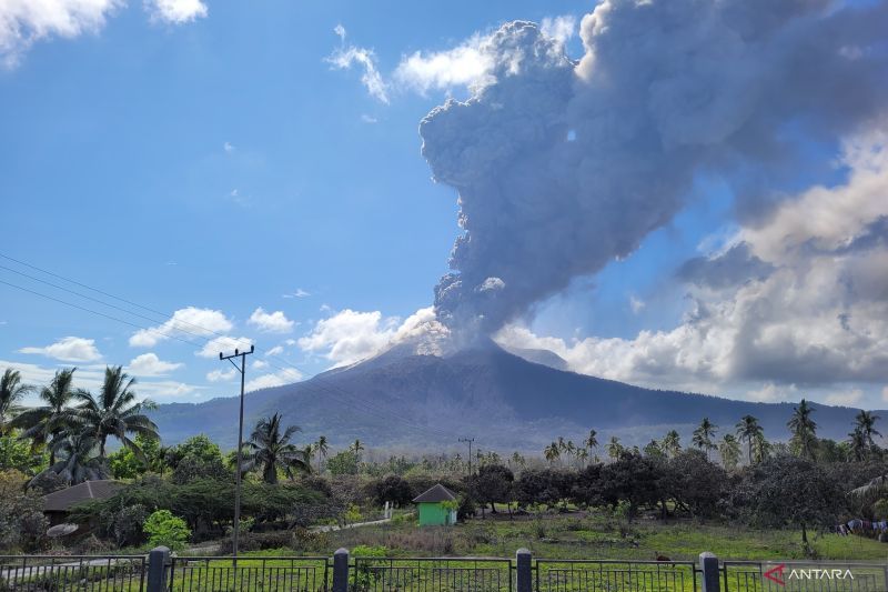 Hari Ini Status Gunung Lewotobi Laki-Laki Naik Level IV Awas, Waspadai Erupsi 2 Arah