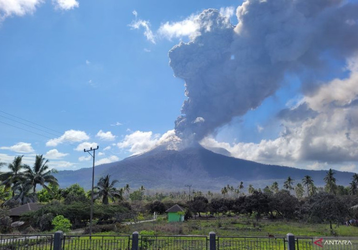 Gali Tangki Septik, Pengungsi Gunung Lewotobi Temukan 393 Peluru dan 16 Granat Aktif