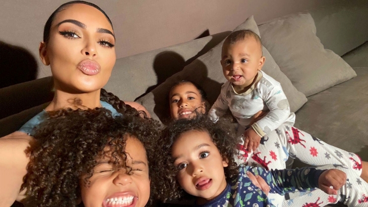 Kim Kardashian dan keempat anaknya. (Foto: ET)