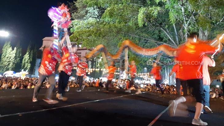  Pertunjukkan barongsai menghibur ribuan warga saat puncak Tahun Baru Imlek 2571, Sabtu (25/1). (MP/Ismail)