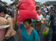 Kisah Pilu Korban Banjir Sulut yang Mengungsi di Masjid