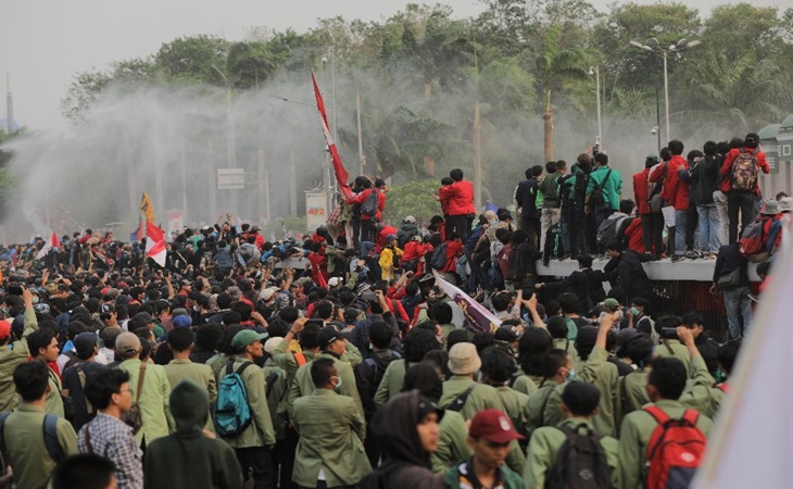 Aksi unjuk rasa para mahasiswa depan Gedung DPR