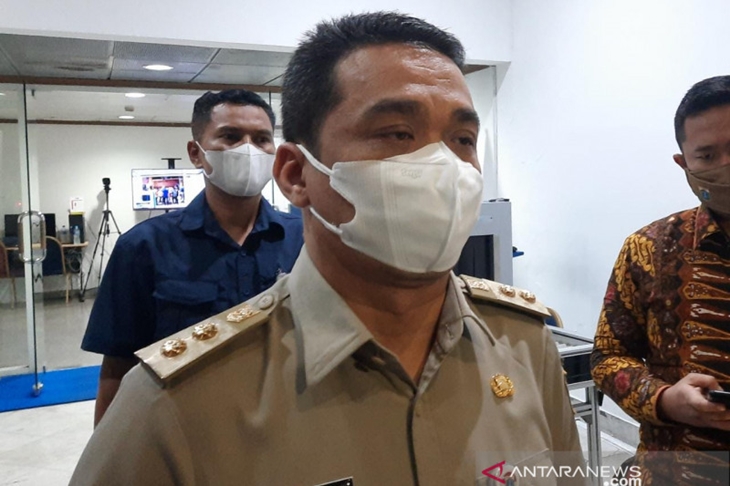 Wakil Gubernur DKI Jakarta Ahmad Riza Patria memberikan pernyataan pada awak media di Balai Kota Jakarta, Selasa (31/8/2021) (ANTARA/Ricky Prayoga)