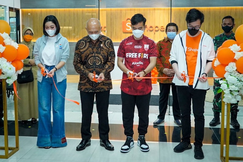 Menteri Koperasi dan UMKM Teten Masduki meresmikan Shopee Soko Creative dan Innovation Hub di Solo Technopark, Solo, Jawa Tengah, Senin (6/12). (MP/Ismail)