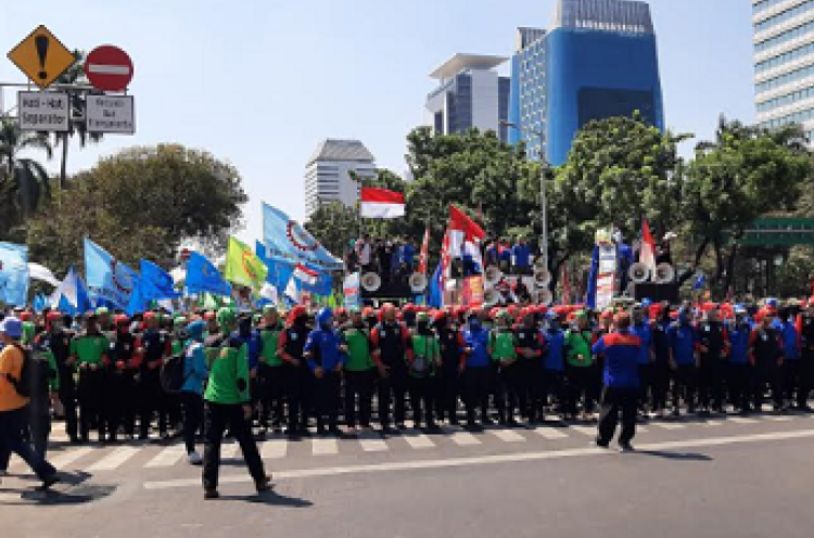 Tak Dilibatkan Bahas Revisi UU Ketenagakerjaan, Ribuan Buruh Geruduk Istana Negara