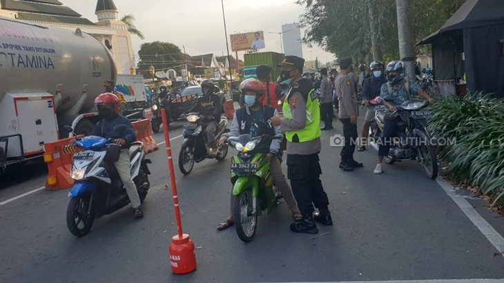  Polres Klaten Jawa Tengah melakukan penyekatan di daerah Prambanan Jalan Solo-Yogyakarta, Minggu (18/7). (MP/Ismail)
