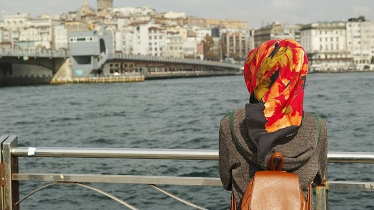 Warna Hijab yang Sesuai Kulit Perempuan Indonesia