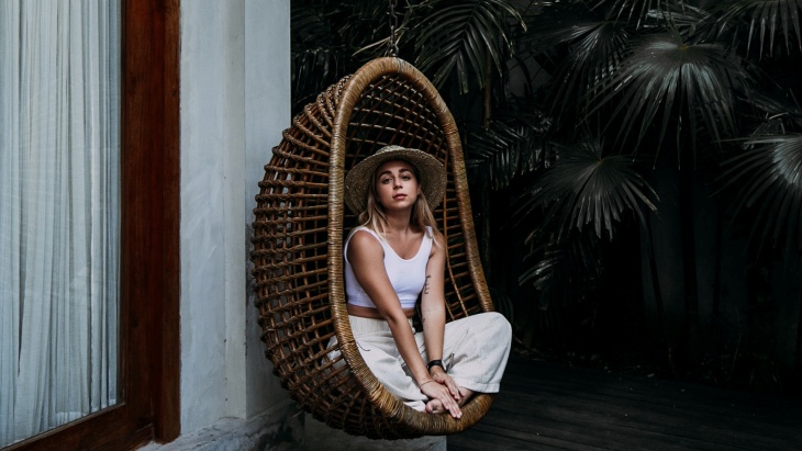 Dengan adanya kursi taman kamu bisa menjadikan taman menjadi tempat yang cocok utnuk berfoto. (Foto: pexels Rachel Claire)