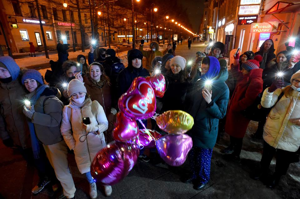 Demonstran di Saint Petersburg, Rusia. (Foto Forbes)